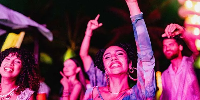 Hostelworld: Find Your Travel Crew with Hostelworld Social Pass